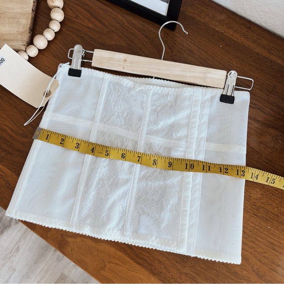 VINTAGE WHITE LACE SHAPE WEAR - Picture 8 of 8